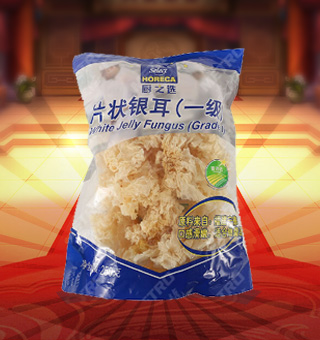 廚之選HS一級片狀銀耳產(chǎn)自福建寧德250g每袋，精選優(yōu)質(zhì)片狀銀耳經(jīng)過領(lǐng)先工藝烘干而成，衛(wèi)生安全，色澤乳白色，半透明，柔軟有彈性。可直接與肉絲爆炒、與枸杞、紅棗煲湯，或作為佐料，葷素皆宜，食法多樣，是一道美味食材。采用透明的塑料包裝，大氣美觀，新鮮清晰可見，方便消費(fèi)者們的選購，質(zhì)量保證，放心購買。