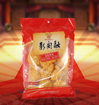 新閩融朵型銀耳產(chǎn)自浙江麗水250g每袋，精選優(yōu)質(zhì)原材料，綠色種植，陽光充沛，人工采摘篩選，品質(zhì)保證，不添加任何防腐劑與人工色素。安全衛(wèi)生，色澤嫩白，口感細(xì)膩香醇，是家庭、賓館、餐廳、席間的上等佐料，保留了豐富的營養(yǎng)成分。采取透明包裝，新鮮清晰可見，干凈衛(wèi)生，方便存放冷藏，方便消費(fèi)者們的選購，安全健康，放心購買。