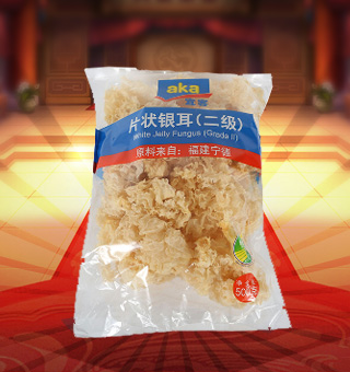 宜客(AKA)二級片狀銀耳產(chǎn)自福建寧德500g每袋，精選優(yōu)質(zhì)片狀銀耳經(jīng)過領(lǐng)先工藝烘干而成，衛(wèi)生安全，色澤乳白色，半透明，柔軟有彈性?？芍苯优c肉絲爆炒、與枸杞、紅棗煲湯，或作為佐料，葷素皆宜，食法多樣，是一道美味食材。采用透明的塑料包裝，大氣美觀，新鮮清晰可見，方便消費(fèi)者們的選購，質(zhì)量保證，放心購買。